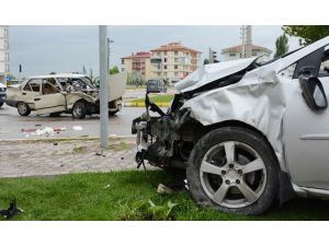 Aksaray’da otomobiller çarpıştı: 2 ağır yaralı