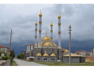 Kulu’da yapımı süren Yeşil Cami kısmen ibadete açıldı