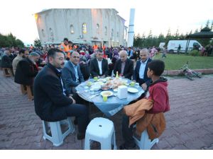 Beyşehir Belediyesinden mahalle sakinlerine iftar yemeği