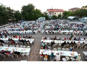 Aksaray Belediyesi’nin mahalle iftarları ilgi görüyor