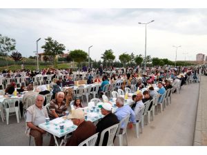 Aksaray Belediyesi TOKİ bölgesinde 8 bin kişiye iftar verdi