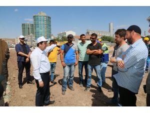 Başkan Yazgı, alt geçit yapılacak bölgedeki esnaflarla görüştü