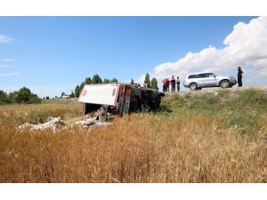 Yemek kamyoneti tarlaya devrildi: 1 ölü, 4 yaralı