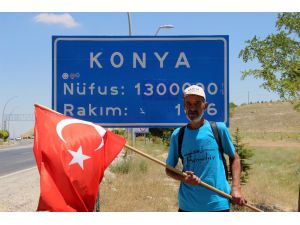 Elinde Türk Bayrağıyla Ankara’ya yürüyen yaşlı adam Konya’ya geldi