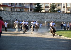 Eşeğe binme ve en güzel gözlü eşek yarışları yapıldı