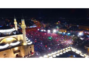 15 Temmuz’un yıldönümünde binlerce kişi Mevlana Meydanı’na akın etti