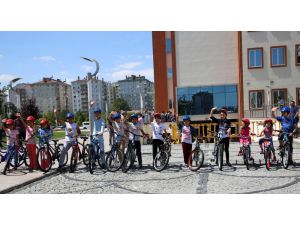 Konya’da 40 gün camiye giden çocuklar bayram hediyelerini aldı