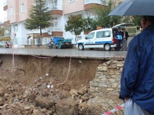 Aşırı yağışlar neticesinde isnat duvarı yıkıldı