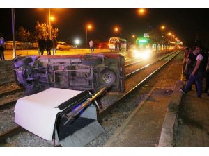 Kamyonet, hareket halindeki tramvayın önüne düştü