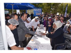 Selçuklu Gençlik Meclisi’nden öğrencilere aşure ikramı