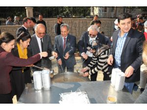 Akşehir Belediyesi’nden üniversite öğrencilerine Aşure İkramı