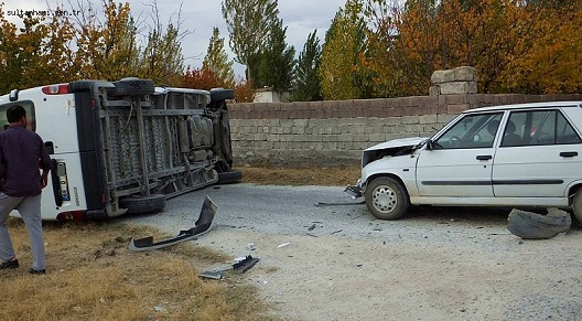 Sultanhanı'nda okul servisi kaza yaptı 2 yaralı