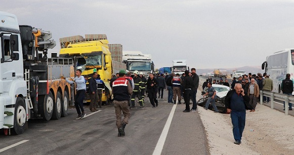 Aksaray’da zincirleme trafik kazası, ölü ve yaralılar var