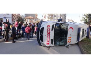 Ambulans Otomobille Çarpıştı: 5 Yaralı