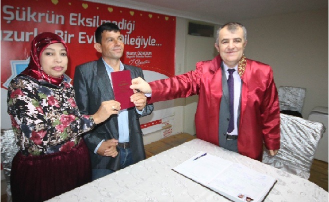 Dolandırıldığını iddia eden Faslı gelin ile Türk damat üç ay gecikmeli evlendi