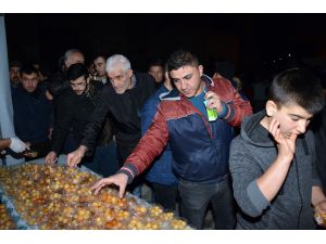 Aksaray Belediyesi Mevlit Kandilinde lokma tatlısı ikram etti