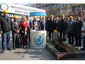 Temsili mezara kömür döküp madendeki iş kazalarına dikkat çektiler