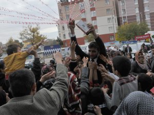 Hiç mi görmediniz! 3 kuruşluk beleş çikolata için bir birlerini ezeceklerdi!