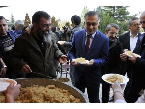 Selçuk Üniversitesinde öğrencilere helva ikramı