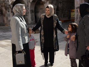 Hasibe Yazgı'dan örnek etniklik!