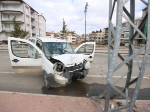 Hafif ticari araç elektrik direğine çarptı: 2 yaralı