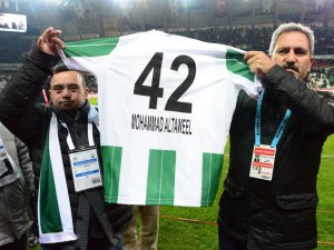 Filistinli Muhammed ve ailesi Konyaspor’un Fenerbahçe maçında onur konuğu oldu