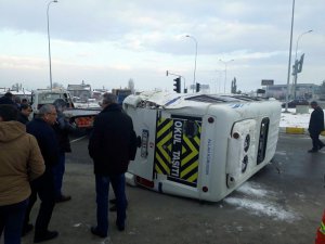 Öğrencisi servisi ile yolcu otobüsü çarpıştı: 18 öğrenci yaralı