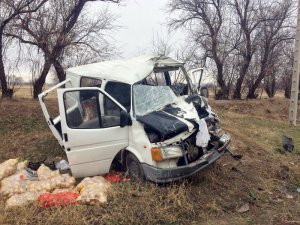 Konya’da minibüs tıra arkadan çarptı: 1 ölü