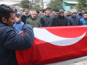 Dağıtım iznindeyken göçük altında ölen asker defnedildi