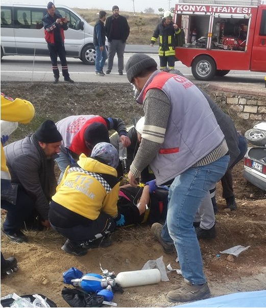 Kamyonetten düşen eşyadan kaçan sürücü otomobille menfeze çarptı: 3 ölü, 1 yaralı