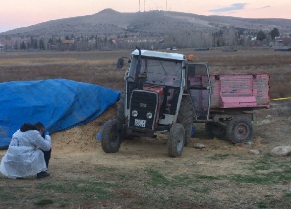 Traktörün altında kalan kişi hayatını kaybetti