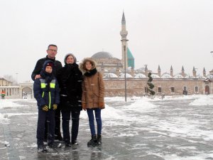 Konya beyaza büründü, çocuklar poşetle kayarak eğlendi