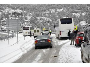 Konya-Antalya yolunda kar nedeniyle ulaşım güçlükle sağlanıyor