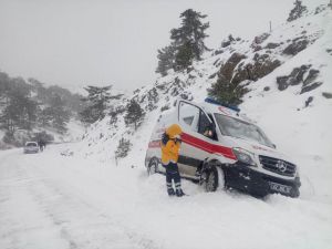 Yolda mahsur kalan ambulansı belediye ekipleri kurtardı