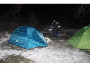 Ailelerinin ulaşamadığı öğrenciler, arazide çadırda uyurken bulundu