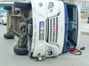 Aksaray'da minibüs devrildi 3 öğretmen yaralandı!