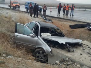 Konya Aksaray Yolunda Otomobil Menfeze Çarptı: 2 Ölü, 1 Yaralı VİDEO