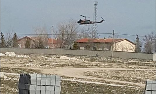 Eskil'de alçak uçuş yapan askeri uçakla, helikopter şaşırttı