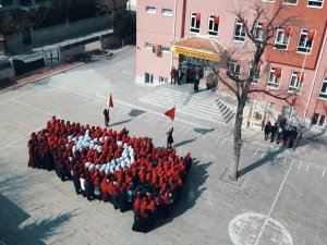 Öğrenciler Mehmetçik için bayrak oldu dalgalandı