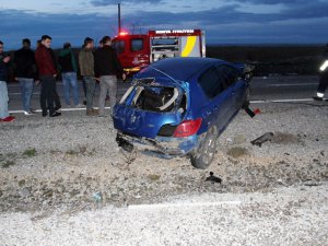 Elektrik direğini çarpan otomobilde yaralanan 2 genç hayatını kaybetti