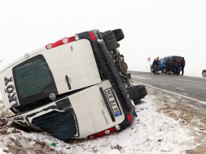 Aksaray’da öğrenci minibüsü devrildi: 18 yaralı