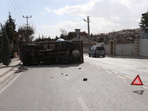 Otomobille kamyonet kafa kafaya çarpıştı: 2 yaralı