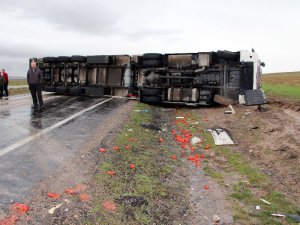 Aksaray’da sebze ve meyve yüklü tır devrildi: 1 yaralı