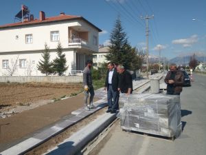 Başkan Tutal, kaldırım ve refüj çalışmalarını inceledi