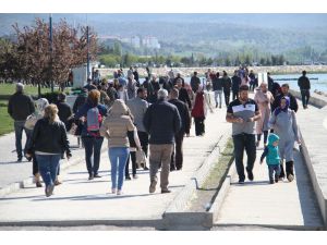 Beyşehir’de havaların ısınmasıyla vatandaşlar parklara akın etti