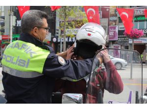 Konya’da motosiklet sürücülerine kask dağıtıldı