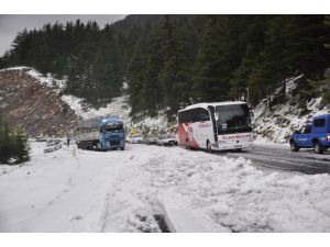 Mayıs ayında şortla araçlarını kardan kurtardılar