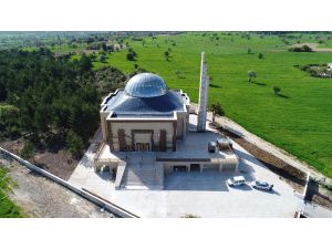 Beyşehir’de farklı mimarisiyle dikkat çeken cami dualarla ibadete açıldı