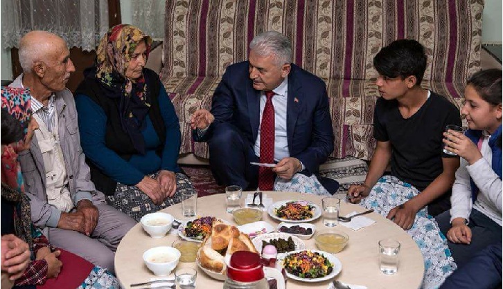 Başbakan Yıldırım ilk iftarı Eskilli aileyle yaptı