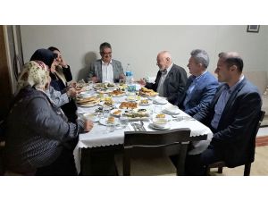 Vali Pekmez şehit ailesi ile iftar yaptı